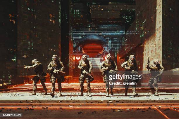 soldados futuristas en la ciudad - technology trade war fotografías e imágenes de stock