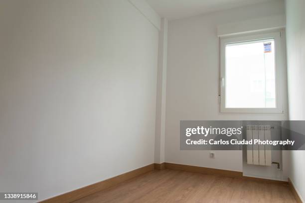 small empty room with white walls - chambre vide photos et images de collection