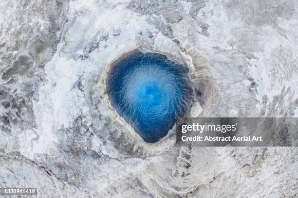 close up drone shot showing a vivid coloured geothermal hot spring, iceland - geothermie gebiet stock-fotos und bilder