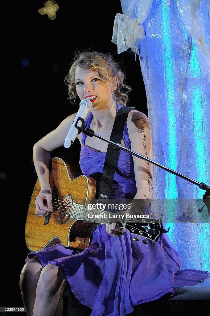 Taylor Swift "Speak Now World Tour" In New York City - November 21, 2011