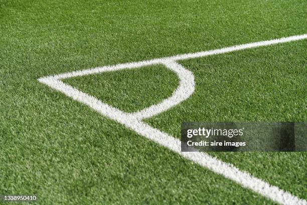 close up of corner in a soccer field on a natural grass field - corner marking stockfoto's en -beelden