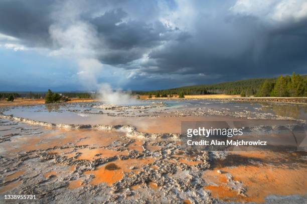 great fountain geyser yellowstone national park - schlammbad stock-fotos und bilder
