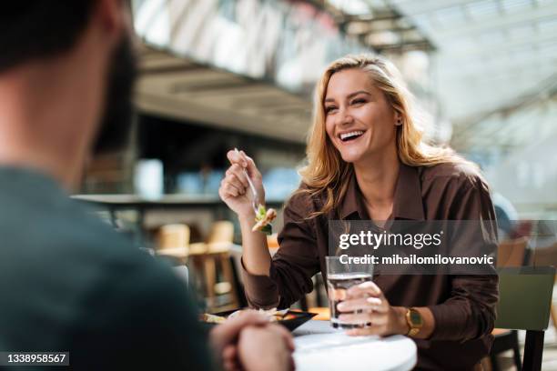 beautiful woman having fun during meal - foodcourt stockfoto's en -beelden