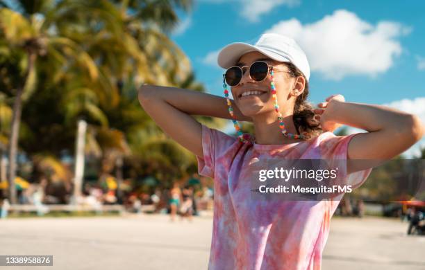 turista che si gode una giornata di sole in spiaggia - young teen girl beach foto e immagini stock