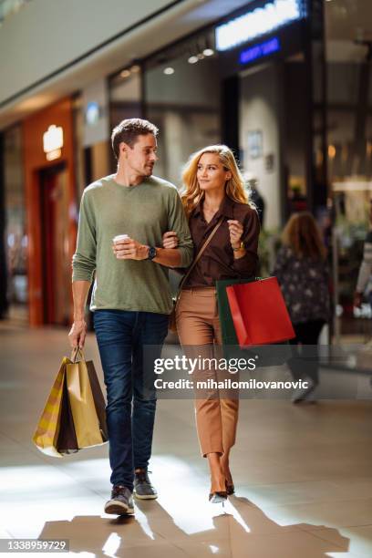 couple in shopping - couple shopping in shopping mall stockfoto's en -beelden