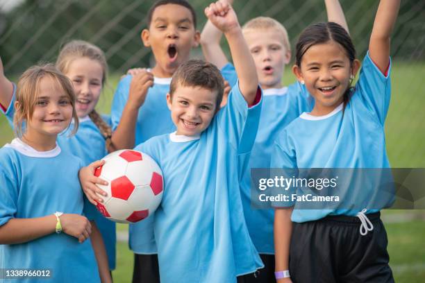 multiracial children soccer team - children soccer team stock pictures, royalty-free photos & images