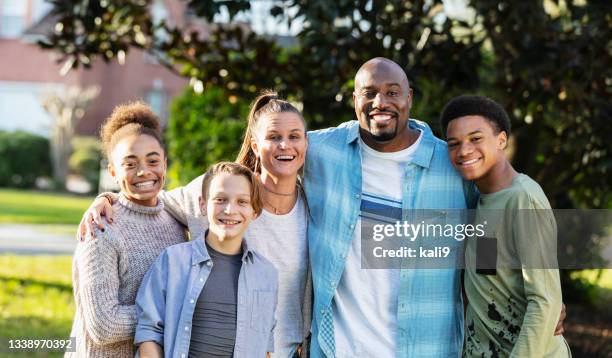 retrato de una familia multiétnica mezclada, tres hijos - stepfamily fotografías e imágenes de stock