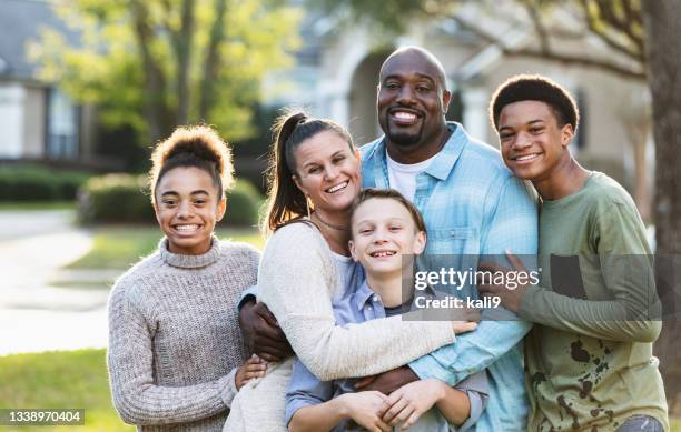 retrato de una familia multiétnica mezclada, tres hijos - stepfamily fotografías e imágenes de stock