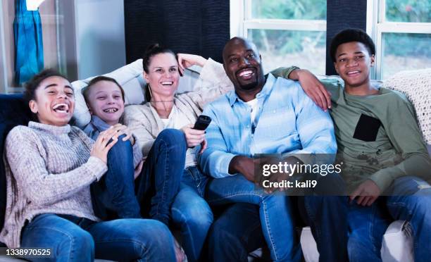 blended family of five sitting on sofa watching tv - 繼父 個照片及圖片檔