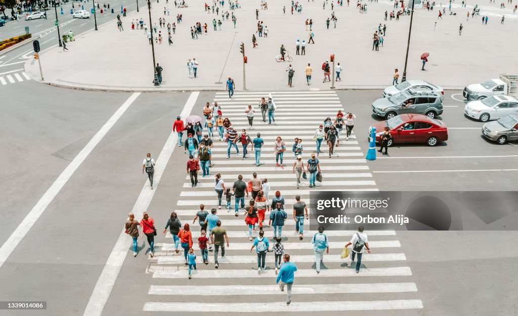 Luftaufnahme einer Menschenmenge, die die Straße überquert