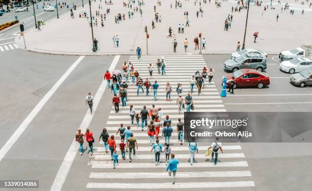 luftaufnahme einer menschenmenge, die die straße überquert - pedestrians stock-fotos und bilder