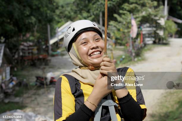 moderner muslim in malaysia - eigentliche flughunde gattung stock-fotos und bilder