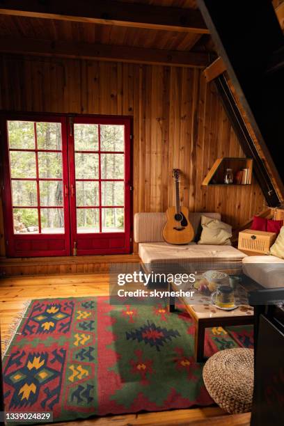 interior aconchegante da cabine de madeira. - chalet - fotografias e filmes do acervo