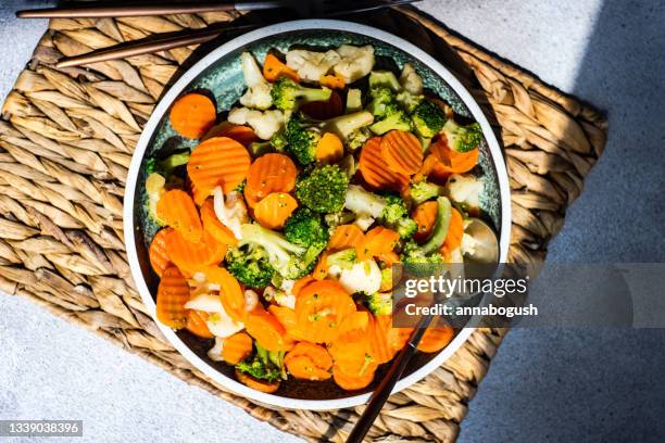 plate of steamed beans, carrots, broccoli and cauliflower - al vapor fotografías e imágenes de stock
