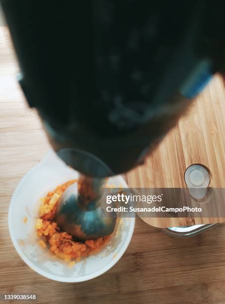 overhead view of carrots being pureed - blender stock-fotos und bilder