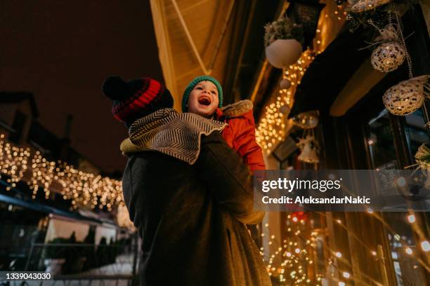 noël dans notre ville - décembre photos et images de collection