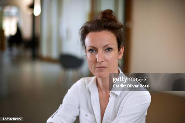 portrait of confident businesswoman in office - sayings - fotografias e filmes do acervo