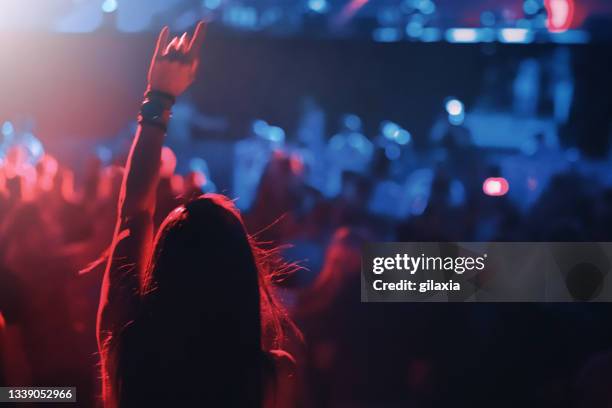 mujer disfrutando de una fiesta de concierto - concierto fotografías e imágenes de stock