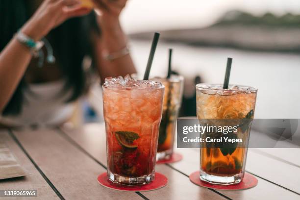 mojito cocktail in bar in summer - bebida alcoólica imagens e fotografias de stock