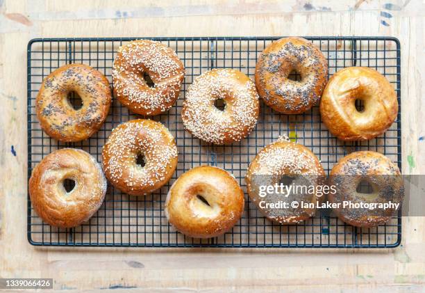 littlebourne, kent, england, uk. 9 august 2020. fresh bagels cooling on a wire rack. - bagel - fotografias e filmes do acervo