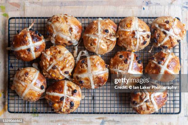 littlebourne, kent, england, uk. 2 april 2021. fresh hot cross buns on a wire rack. - easter cake bildbanksfoton och bilder