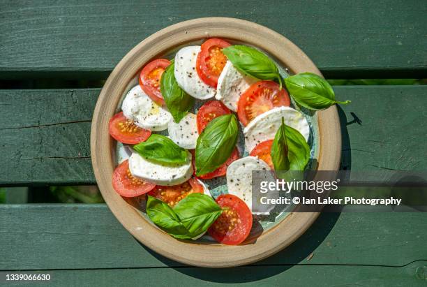 littlebourne, kent, england, uk. 6 september 2021. plate of italian-style caprese salad. - caprese stock-fotos und bilder