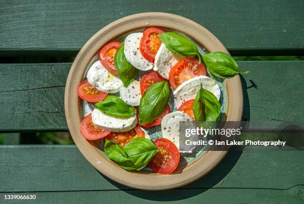 littlebourne, kent, england, uk. 6 september 2021. plate of italian-style caprese salad. - モッツァレラチーズ ストックフォトと画像