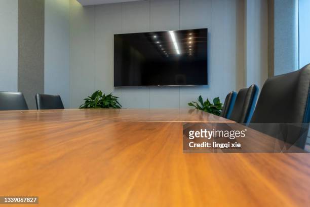 rows of chairs and desks in the meeting room - leerer schreibtisch stock-fotos und bilder