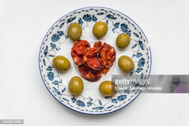 plate with olives and chorizo slices - chorizo - fotografias e filmes do acervo