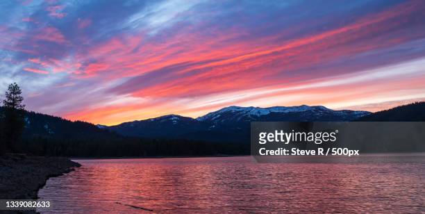 scenic view of lake by mountains against sky during sunset,mt shasta,california,united states,usa - mt shasta fotografías e imágenes de stock