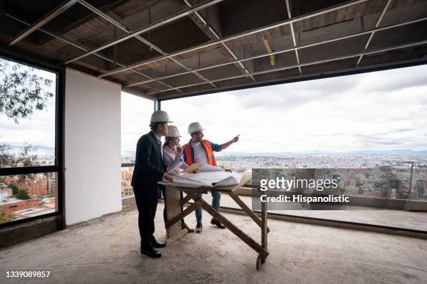 contractor, architect and engineer working as a team at a construction site - realestate stockfoto's en -beelden