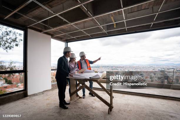 contractor, architect and engineer working as a team at a construction site - engenheiro civil imagens e fotografias de stock