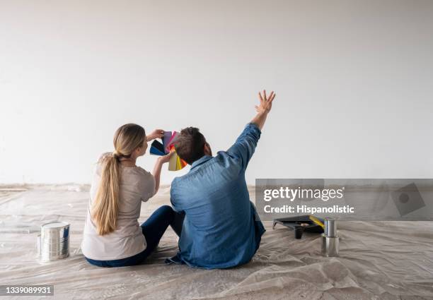 couple peignant leur maison et décidant d’une couleur pour leur mur - nuancier photos et images de collection