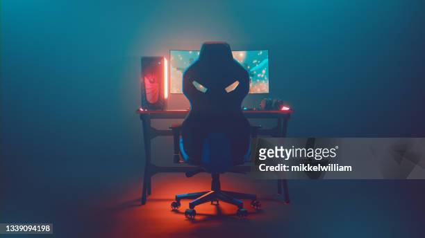 visão traseira de uma configuração de jogo com pc desktop e um grande monitor - terrorismo - fotografias e filmes do acervo