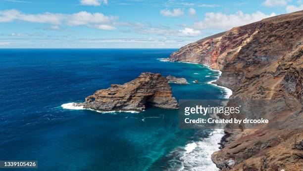 extremely rugged volcanic coast on the north of la palma - la palma islas canarias fotografías e imágenes de stock