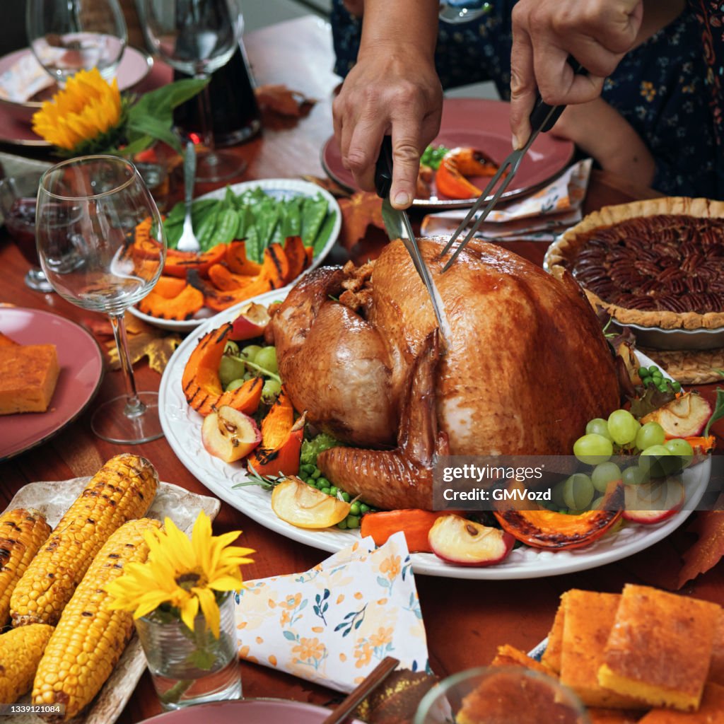 Peru recheado para feriados de Ação de Graças com abóbora, ervilhas, torta de nozes e outro ingrediente