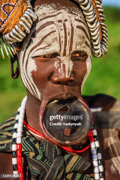 retrato de mujer de la tribu mursi, etiopía, áfrica - tribu mursi fotografías e imágenes de stock