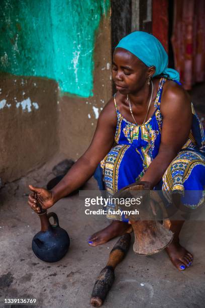 african woman preparing coffee, ethiopia, east africa - ethiopian coffee ceremony imagens e fotografias de stock