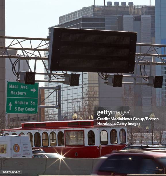 E Frontage Rd Frontage Sign Photos and Premium High Res Pictures - Getty Images