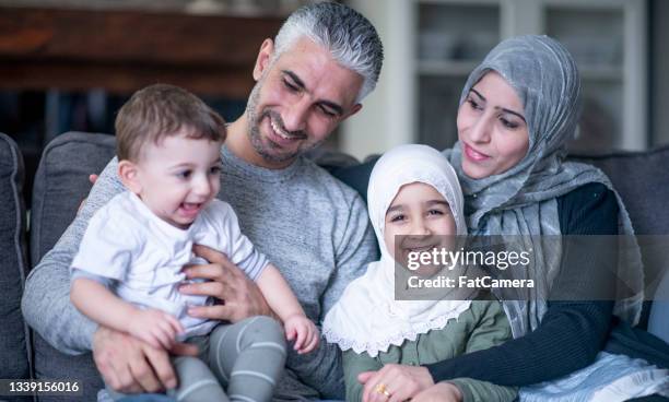 giovane famiglia musulmana con due figli - muslim family foto e immagini stock