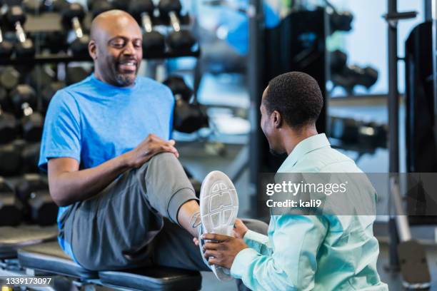 afroamerikanischer physiotherapeut untersucht patienten - black men feet stock-fotos und bilder
