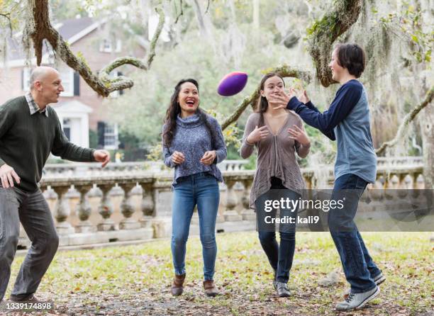 multirassische familie spazieren im park, spielen mit ball - asian games day 9 stock-fotos und bilder