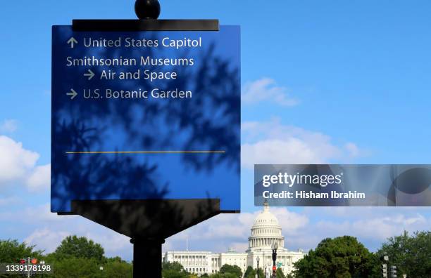 united states capitol building and road sign - washington dc - museu nacional do ar e do espaço imagens e fotografias de stock