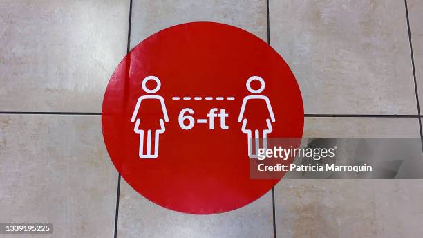 social distancing floor sign - social distancing 6 feet stock pictures, royalty-free photos & images