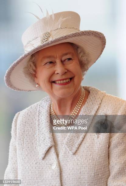 Queen Elizabeth II awaits the arrival of Turkey's President Abdullah Gul and his wife Hayrunnisa Gul at an offical welcoming ceremony on November 22,...