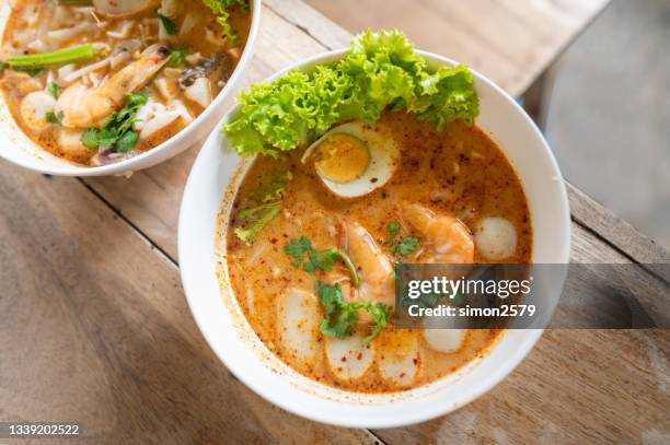 meeresfrüchte tom yam würzige nudeln - tom yum suppe stock-fotos und bilder