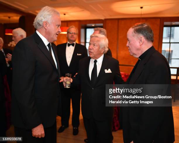 Jeffrey Immelt, left, New England Patriots owner Robert Kraft, and Boston College President William P. Leahy, talk during Boston College?s 29th...