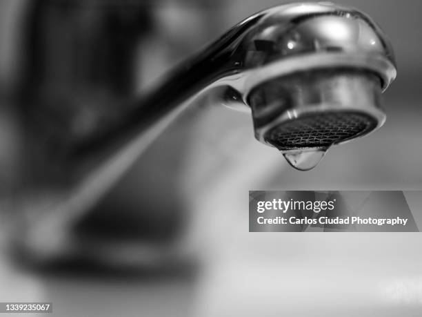 detail of water dripping from faucet in a bathroom sink - filter and sort stockfoto's en -beelden