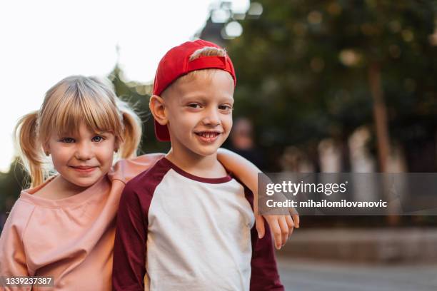 they love spending time together - boy girl stockfoto's en -beelden