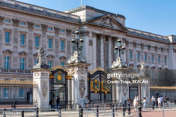 london buckingham palace - buckingham palace gate stock pictures, royalty-free photos & images